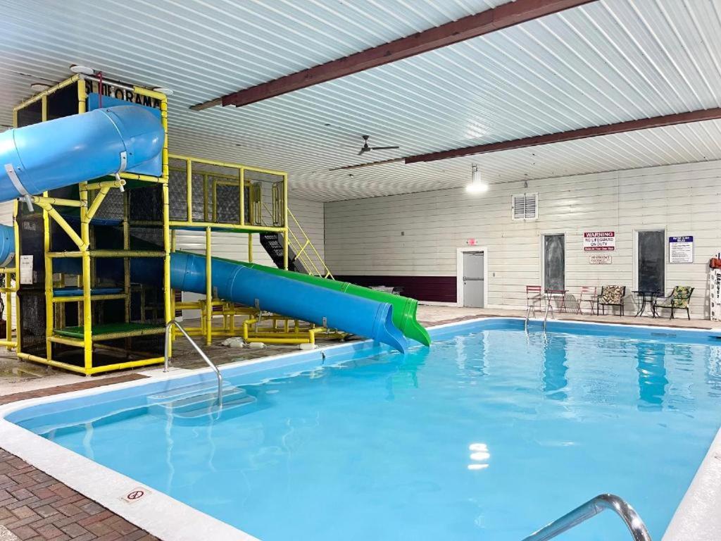 Camp Inn Lodge Au Sable Екстериор снимка