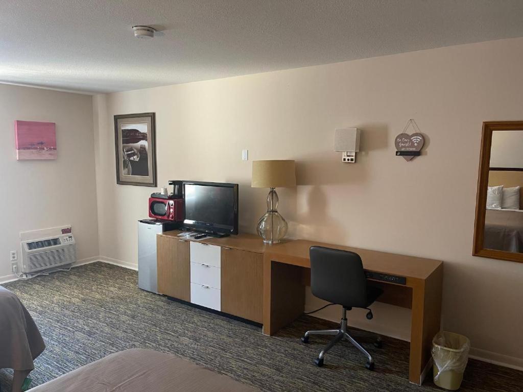 Camp Inn Lodge Au Sable Екстериор снимка
