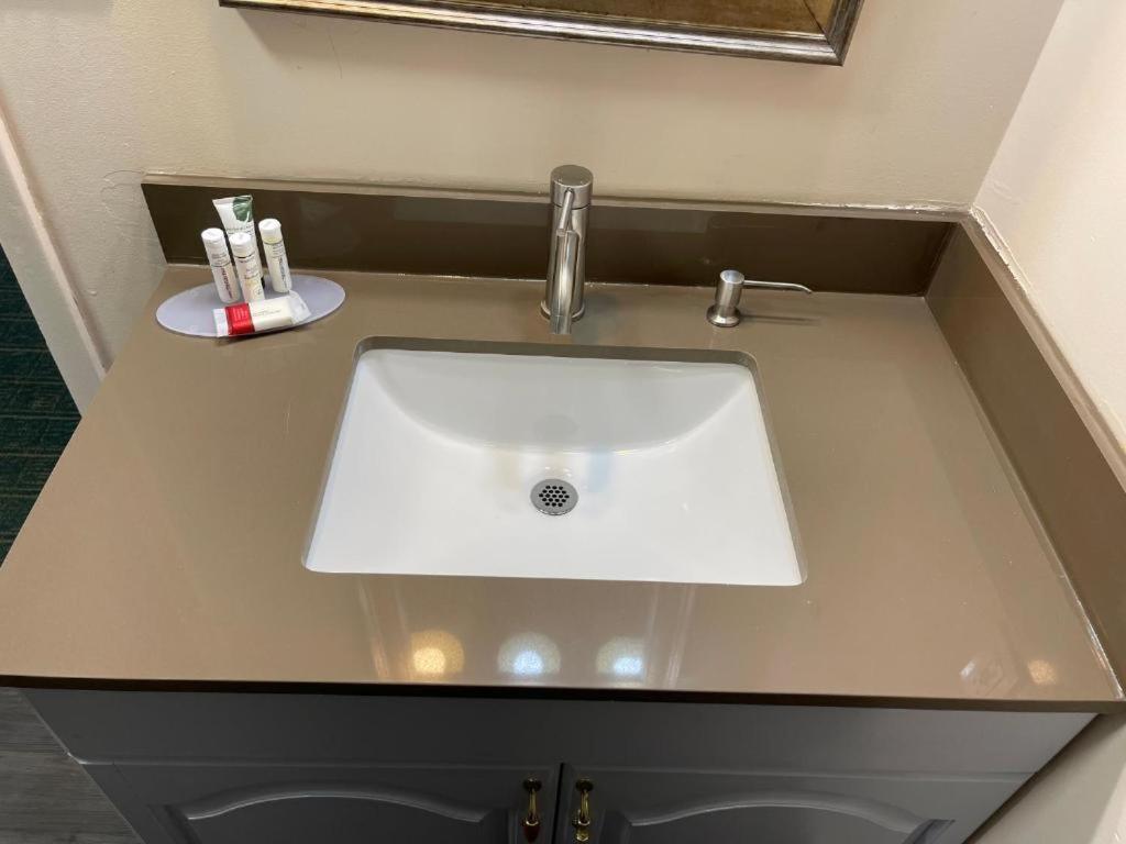 Camp Inn Lodge Au Sable Екстериор снимка