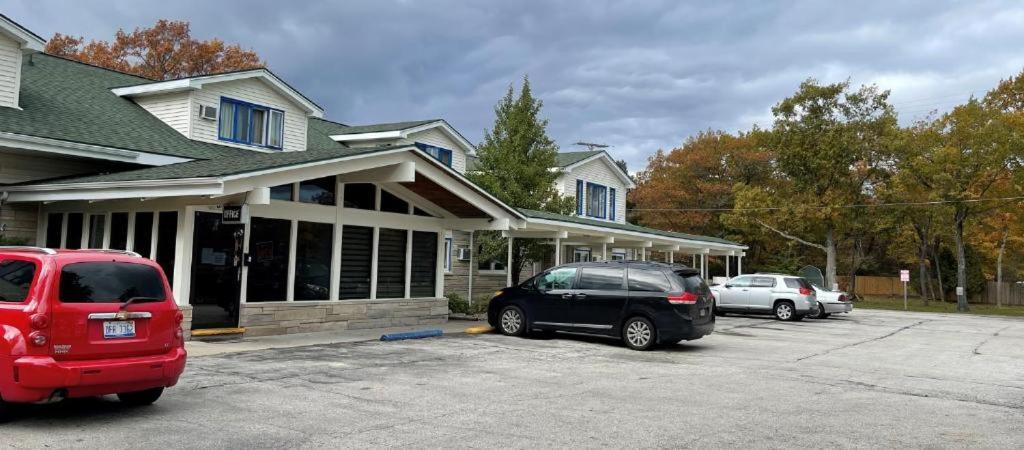 Camp Inn Lodge Au Sable Екстериор снимка